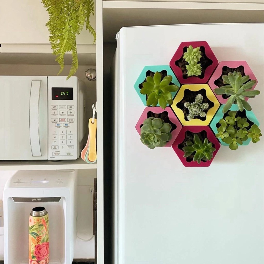 Arranjo de vasos hexagonais coloridos Plantinha de Geladeira formando flor na geladeira